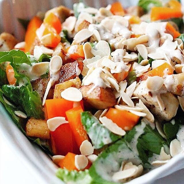 Salade Fermière avec poulet, tomates, poivrons et amandes 