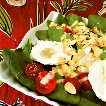 Salade d'épinards, tomates cerises, fromage de chèvre et amandes