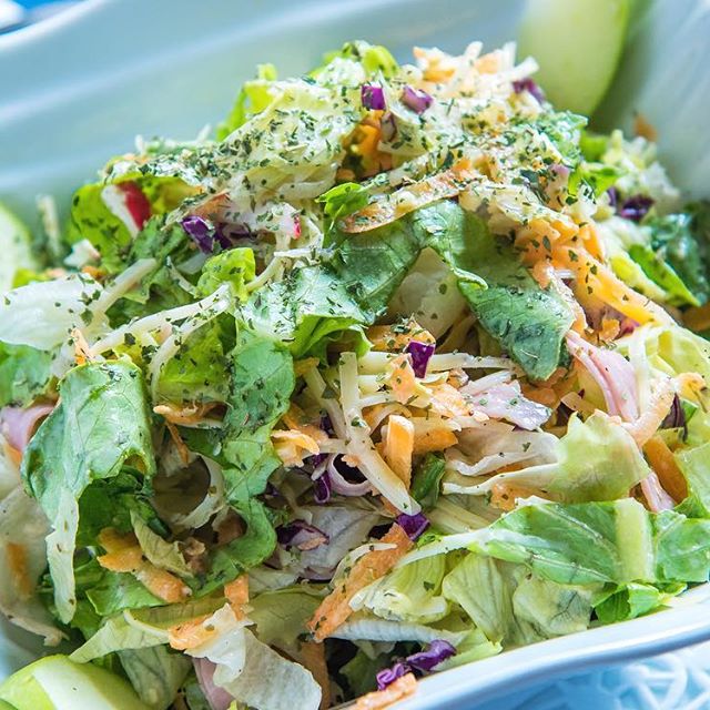 Salade repas avec jambon et fromage 